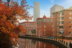 Höst i Göteborg med kanal, röda byggnader och moderna skyskrapor i bakgrunden