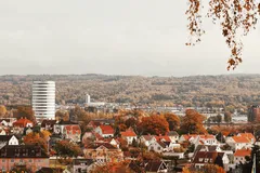 Stadsvy över Jönköping på hösten med färgglada träd och byggnader, Sverige